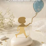 Marturii metalice botez baiat sub forma unei figurine aurii care tine un balon albastru cu stele pe suport alb de piatra.
