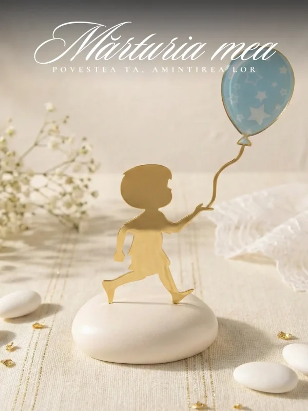 marturii-metalice-botez-baiat-balon Marturii metalice botez baiat sub forma unei figurine aurii care tine un balon albastru cu stele pe suport alb de piatra.