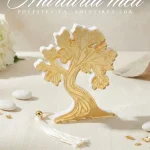 Marturii nunta forma arborele vietii design auriu cu alb si ciucure decorativ pe masa eleganta.