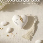 Mărturii nuntă elegante în formă de inimă albă cu inscripție Love și cheie aurie, decorate cu ciucure de mătase.