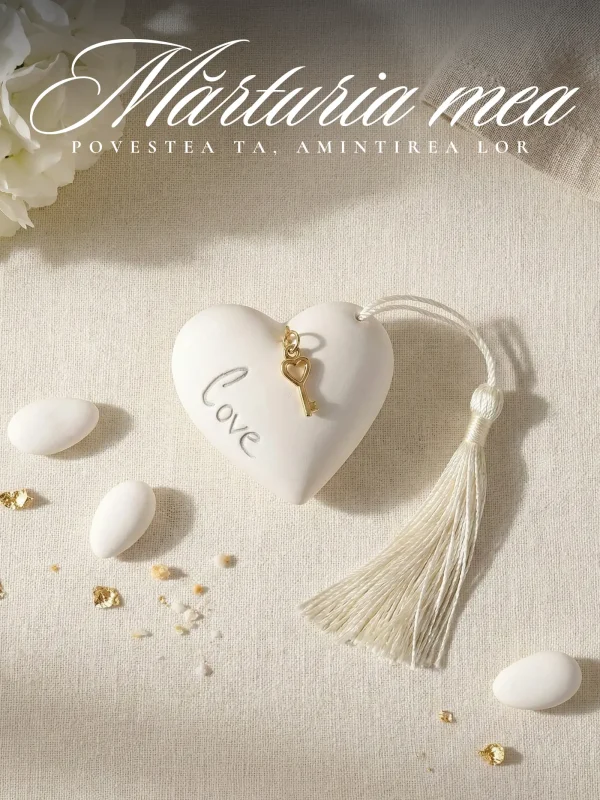 Mărturii nuntă elegante în formă de inimă albă cu inscripție Love și cheie aurie, decorate cu ciucure de mătase.