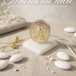 Marturii nunta religioase cu statueta aurie Fecioara Maria pe suport de piatra alba naturala asezate pe masa festiva
